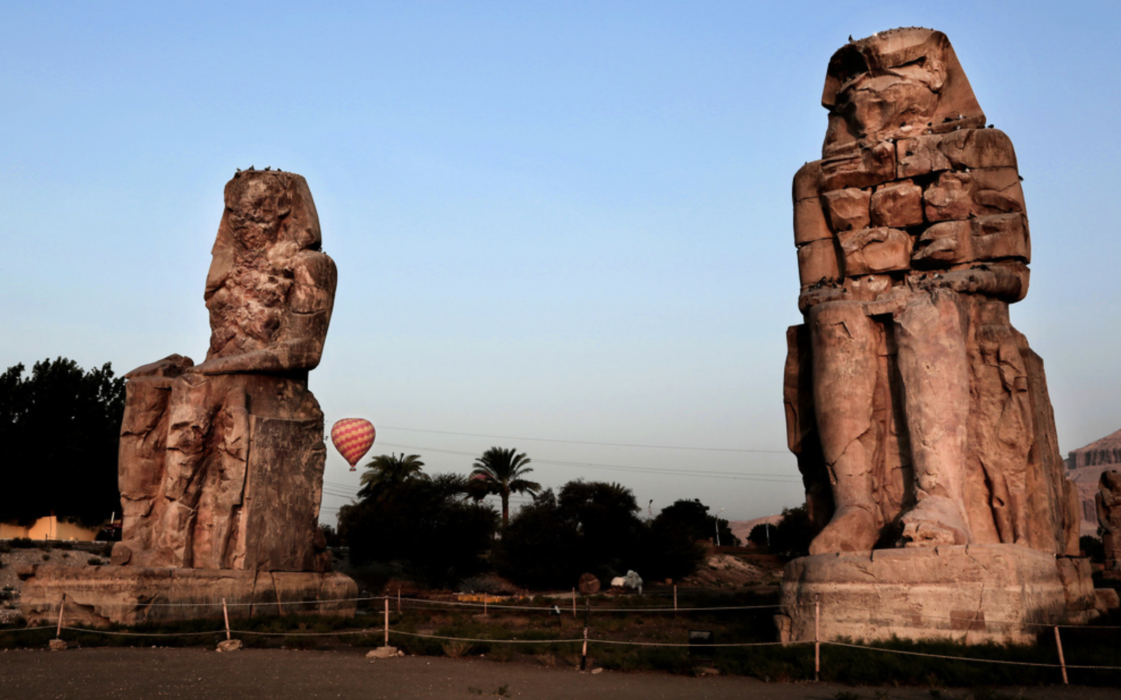 Egyptologer har grävt ut en "gyllene stad" i närheten av Luxor i Konungarnas dal.