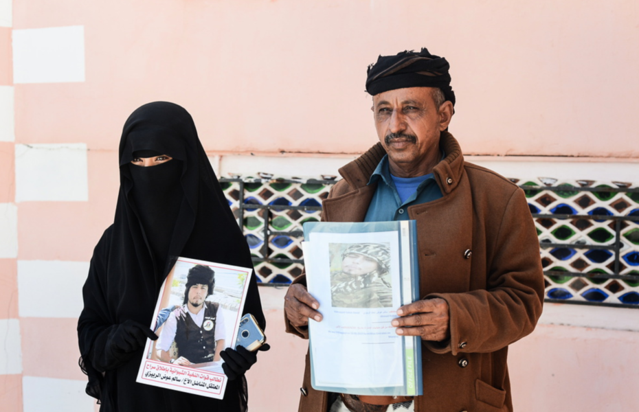 Sheima al-Rabizi och Awad Ahmad Hussein al-Rabizi bor i södra Jemen och vill veta varför deras fängslade broder och son ännu inte har ställts inför rätta.