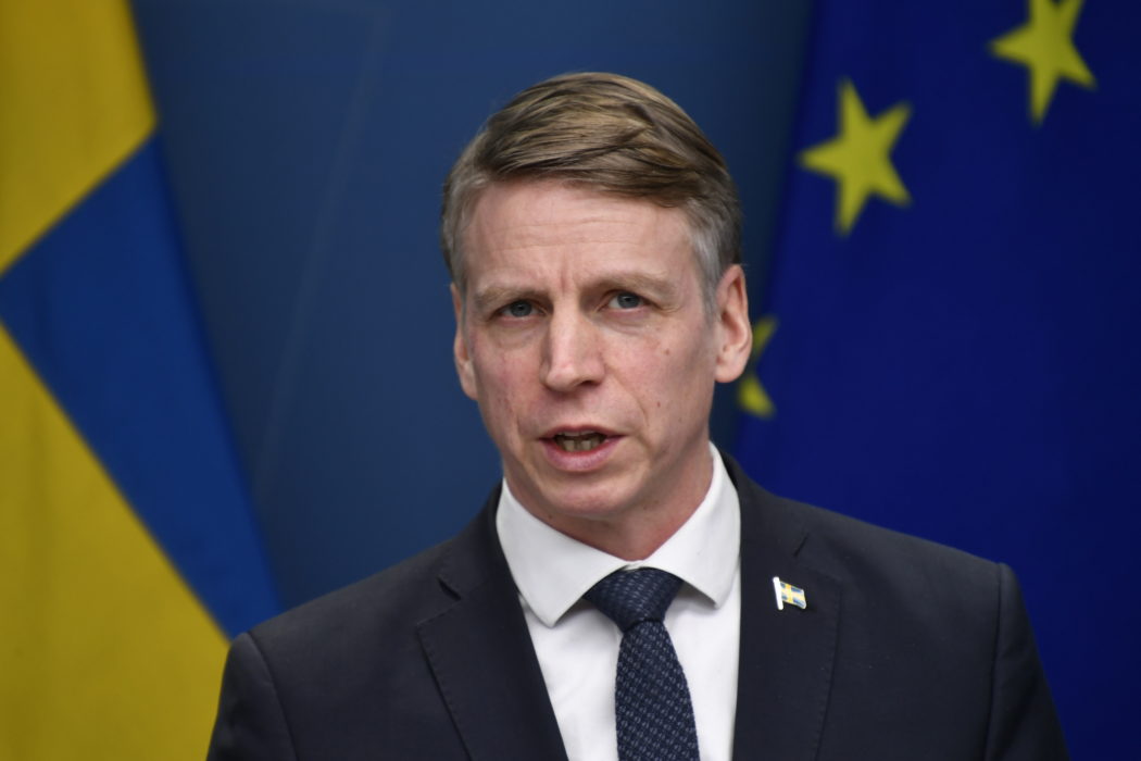 Miljö- och klimatminister Per Bolund svarar på vindkraftskritiken.