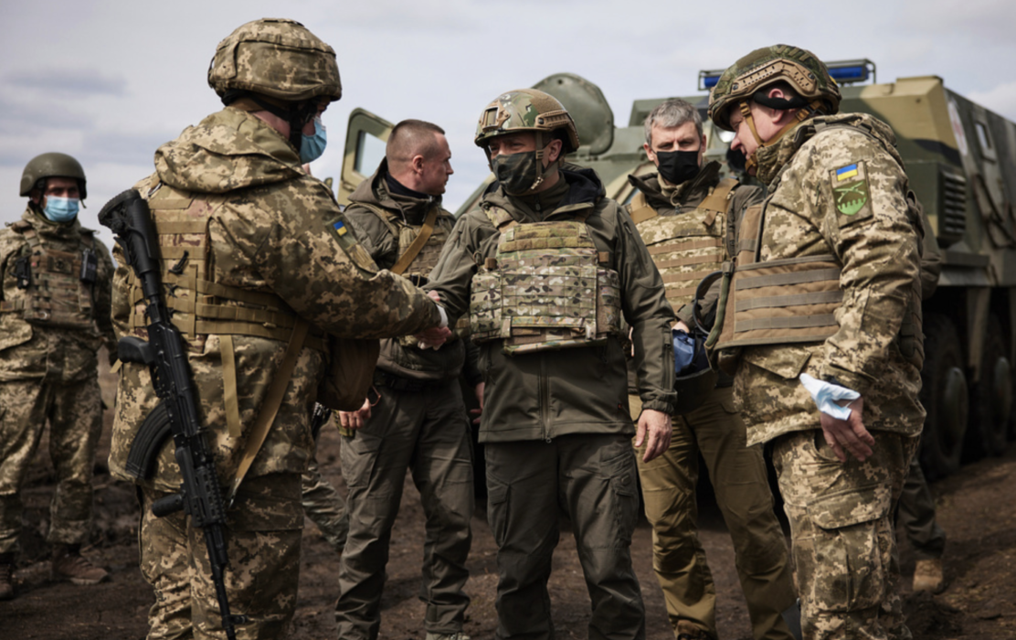 Ukrainas president Volodymyr Zelenskyj (i mitten) besöker landets soldater i östra Ukraina på torsdagen.