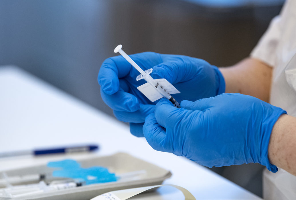 Det går långsammare än vad man har räknat med för det globala vaccinprogrammet Covax att distribuera utlovade vaccindoser till världens länder.