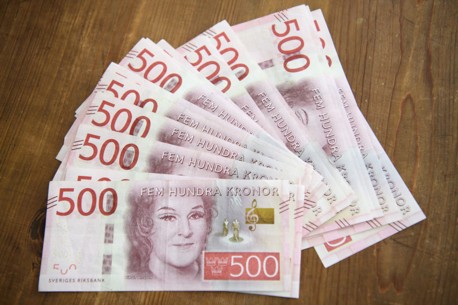 En basinkomst i Sverige skulle kunna ligga på kanske 4 500 kronor eller 13 000 skattefritt – beroende på vem du frågar.