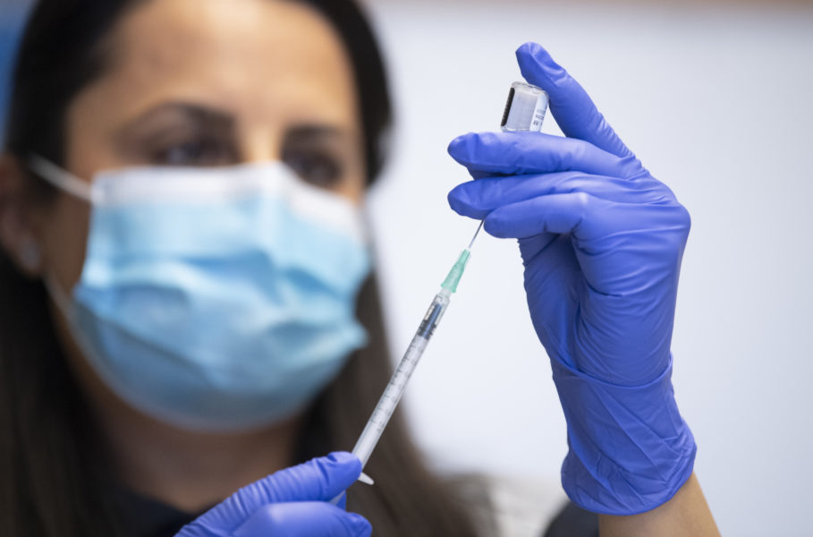 En sjuksköterska förbereder vaccin från Pfizer, i Rinkeby, Stockholm.