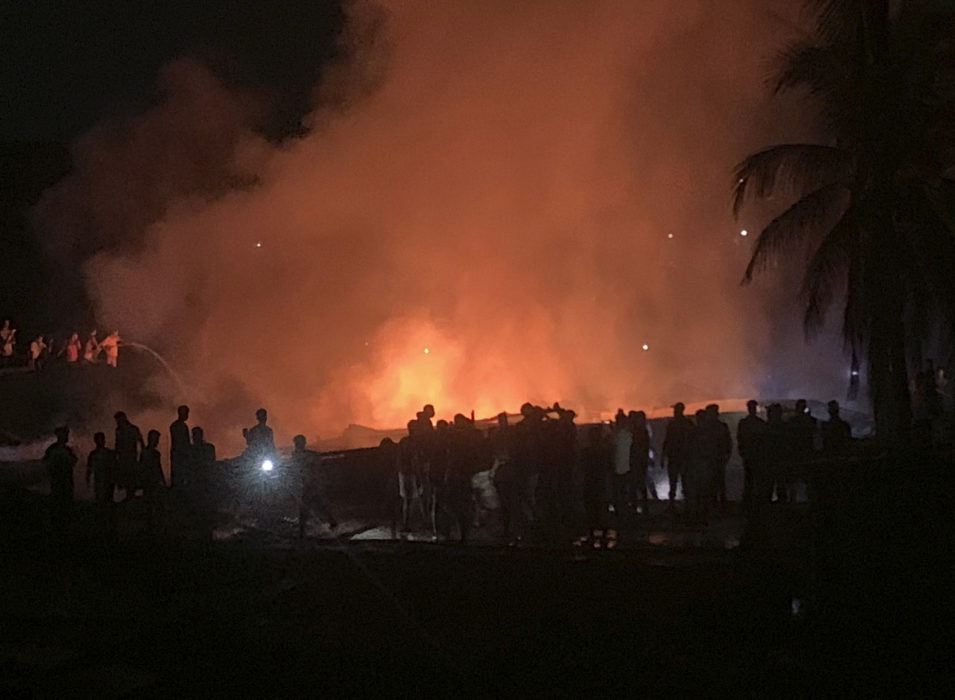 Branden förstörde delar av det stora läger som är hem för rohingyaflyktingar som fördrivits från Myanmar.