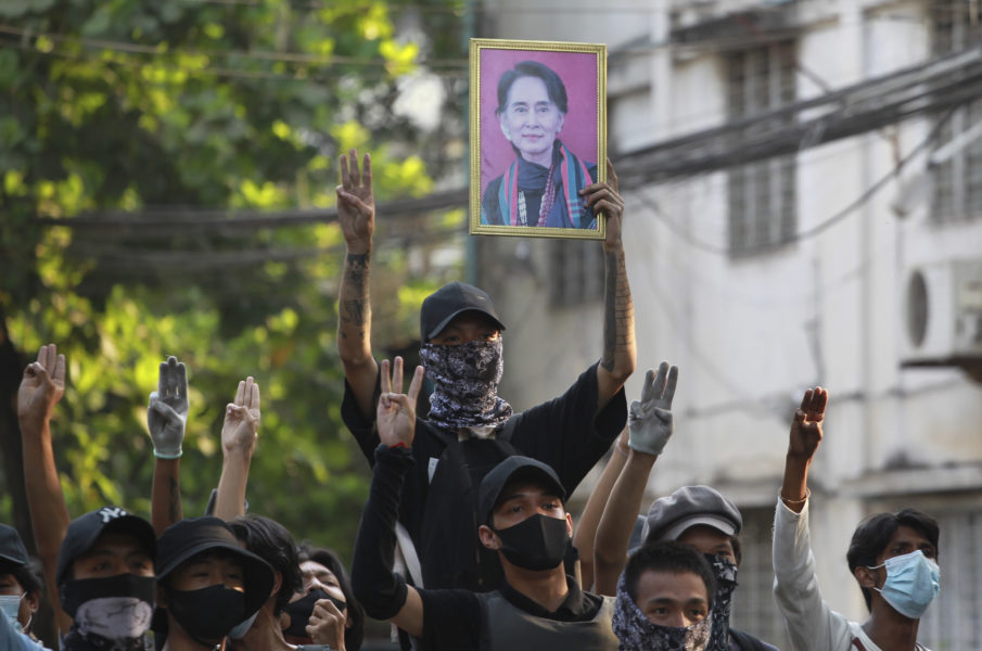 Ett porträtt av Myanmars störtade ledare Aung San Suu Kyi hålls upp vid en pro-demokratisk protest i storstaden Rangoon.