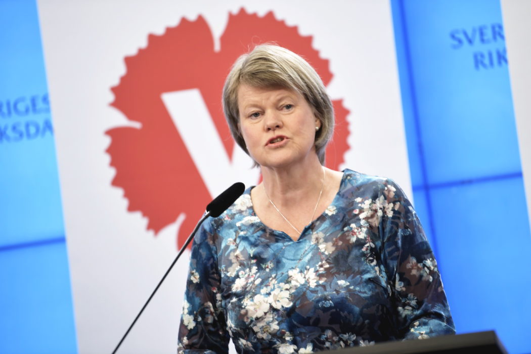 Vänsterpartiets ekonomisk-politiska talesperson Ulla Andersson presenterar partiets skuggbudget under en pressträff i riksdagen.