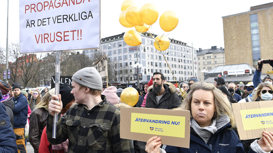 Nazistiska Alternativ för Sverige i den så kallade tusenmannamarschen på Medborgarplatsen i Stockholm i mars, i protest mot vaccin, coronarestriktioner och tanken att covid-19 överhuvudtaget finns eller är farligt.