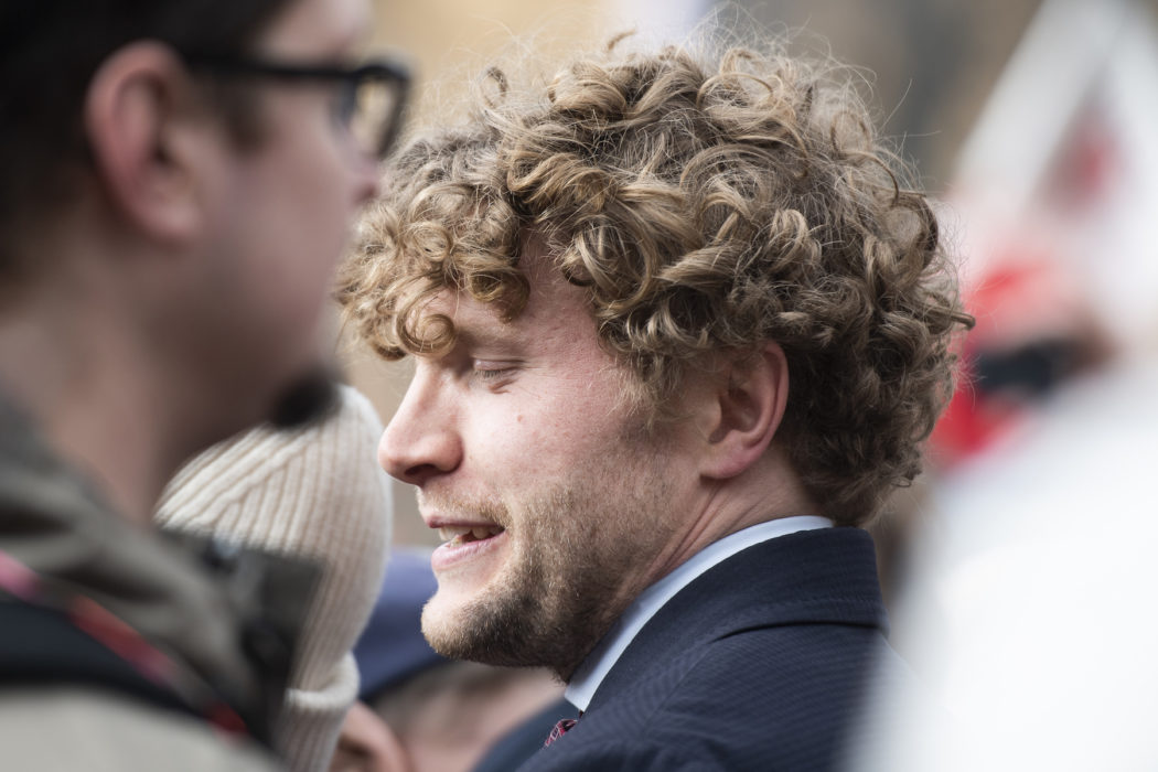 Filip Sjöström som arrangerat både första majtåget för frihet och sanning och tusenmannamarschen är även egenföretagare inom "alternativ hälsa".