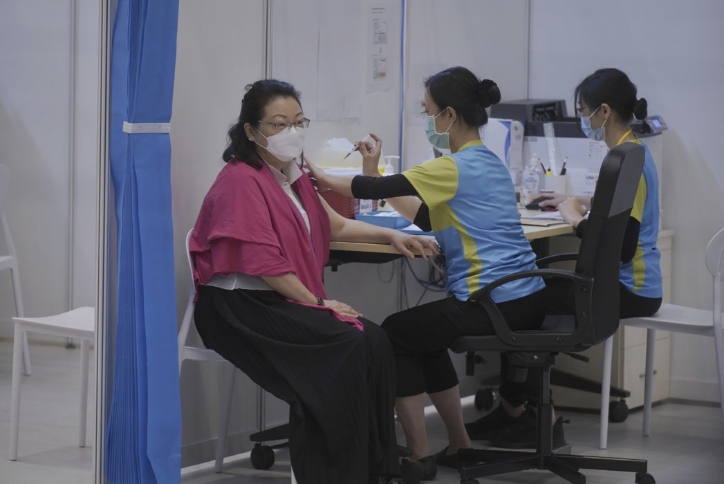 Hongkongs justitieminister Teresa Cheng vaccinerades i april.