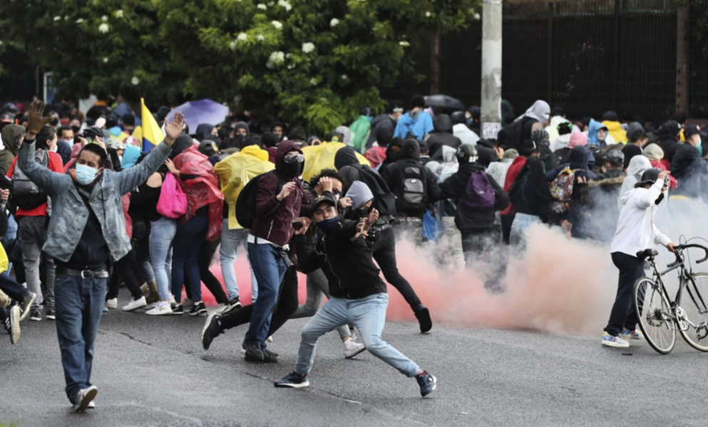 Demonstranter i Colombias huvudstad Bogotá drabbar samman med polis den 1 maj, i protester mot en ny skattereform.