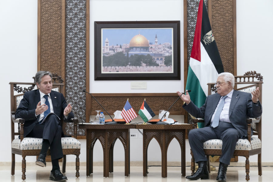 USA:s utrikesminister (till vänster) mötte palestinierna på Västbankens president Mahmud Abbas i Ramallah på tisdagen.
