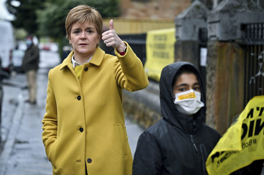 Skottlands regionala regeringschef tillika SNP-ledaren Nicola Sturgeon har siktet inställt på självständighet även om partiet inte ser ut att få en egen majoritet.