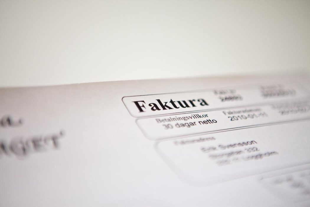 Income movement, ett nätverk som förespråkar basinkomst i USA, har bland annat skickat in obetalda fakturor till kongressen, för att visa att de anser att staten bör betala ut mer kontantstöd till befolkningen än vad som hittills har gjorts.