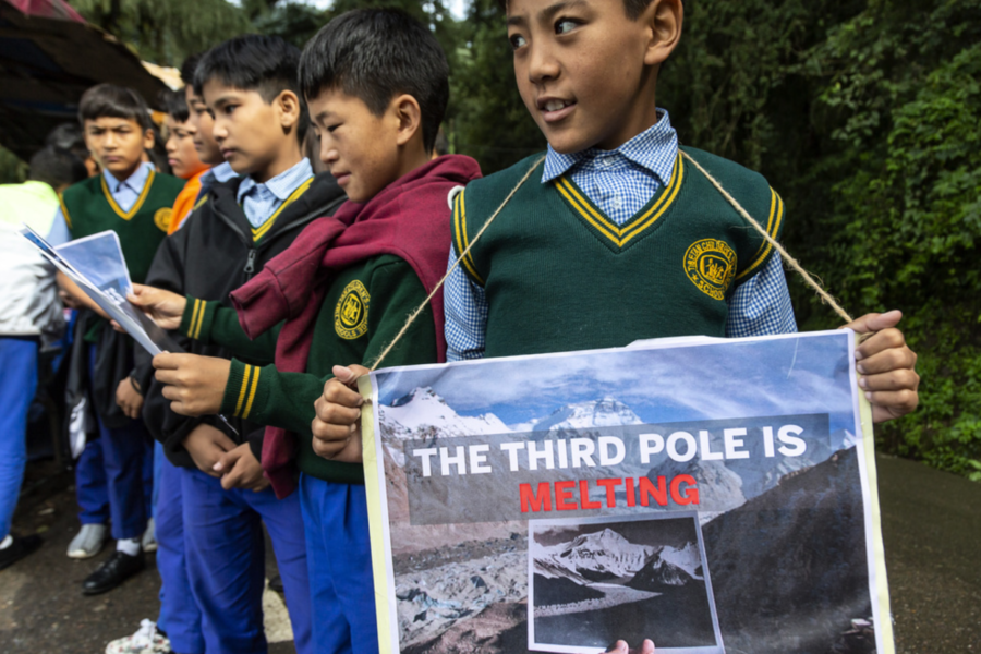 Exiltibetanska elever i indiska Dharamsala kräver åtgärder mot klimatförändringarna.