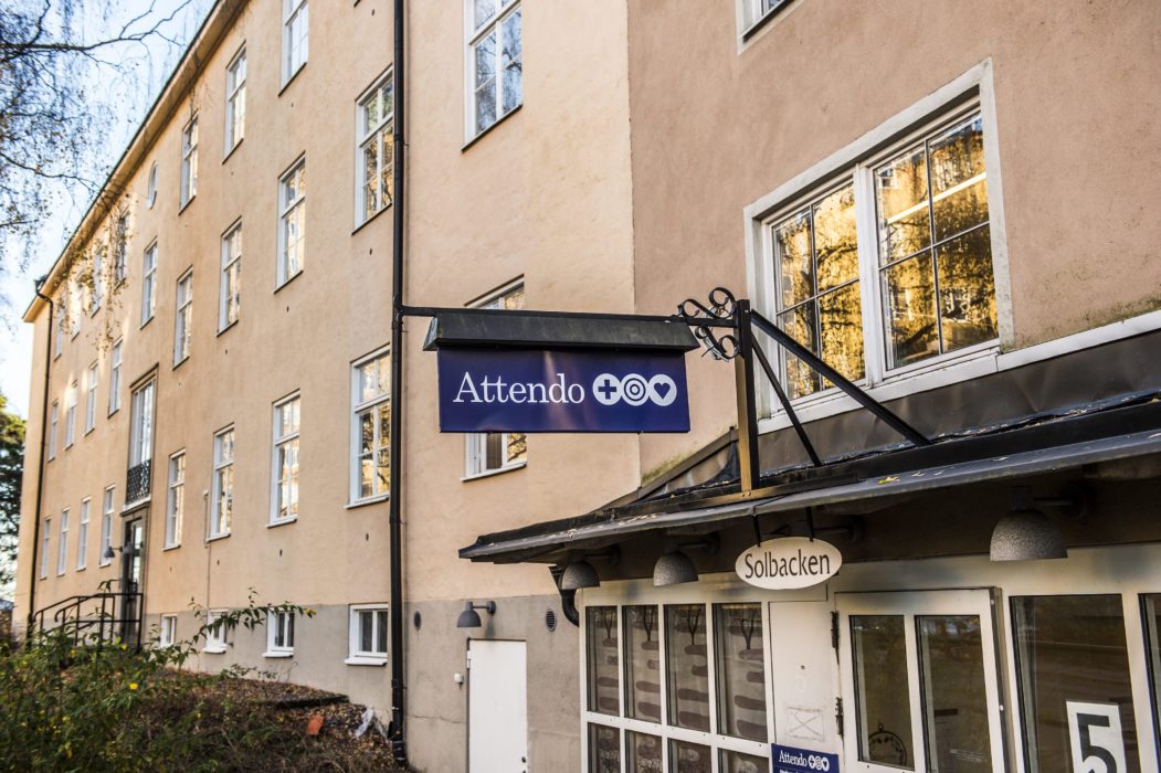 Den privata vårdjätten Attendo har kritiserats hårt efter att det stod klart att bolaget tagit ut miljonbelopp i coronastöd från staten och samtidigt delat ut bonusar till ledningen.