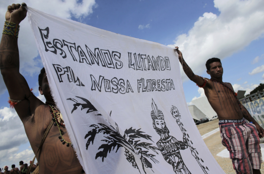 Medlemmar av ursprungsbefolkningen Munduruku demonstrerar för att Brasiliens högsta domstol ska skydda deras land och skogar.