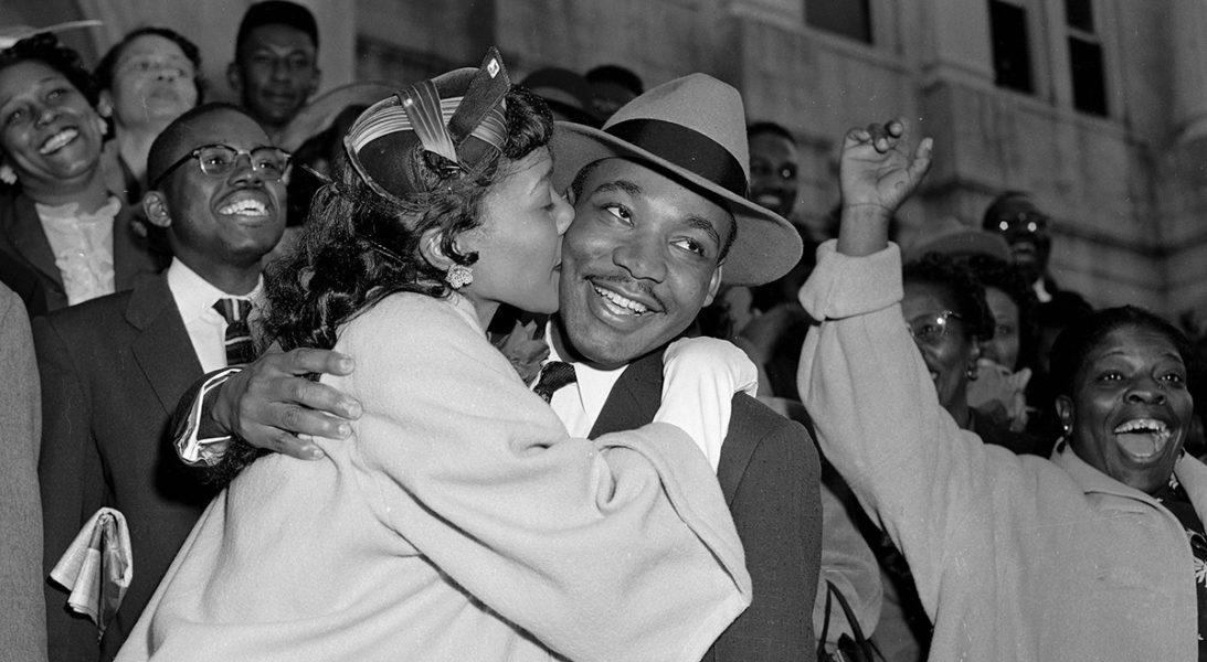 Coretta King ger sin man, Martin Luther King, en puss på kinden.