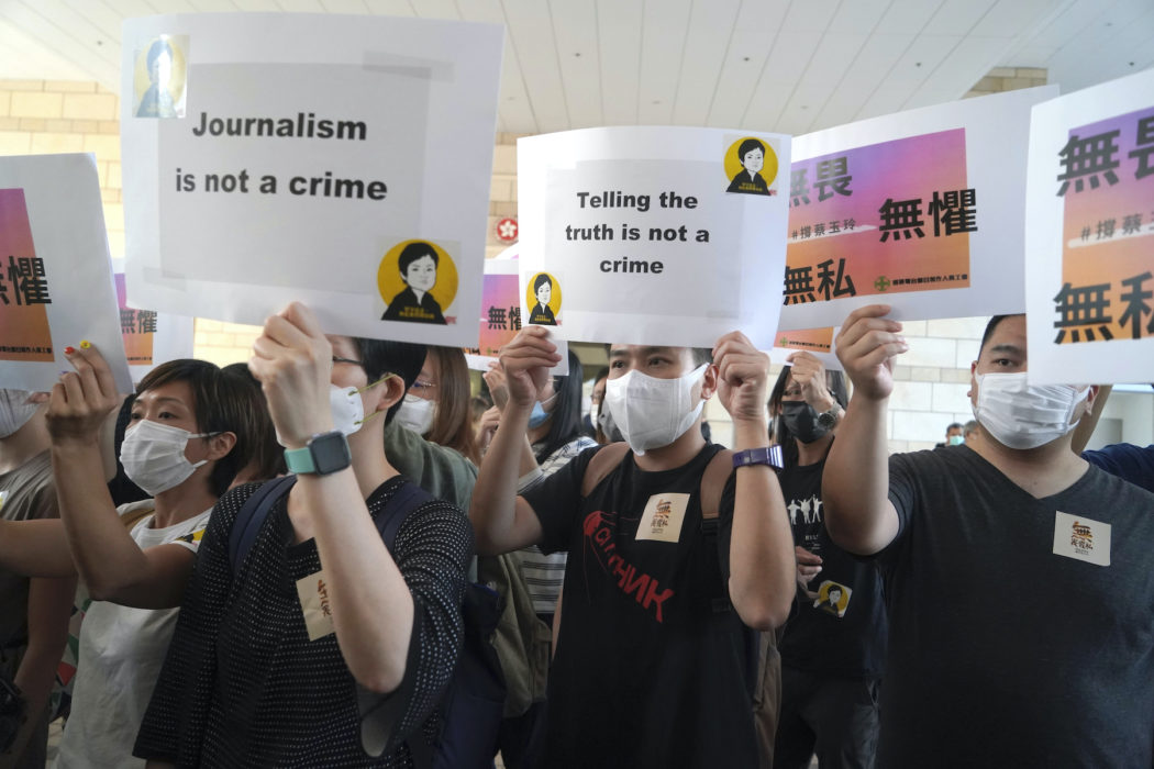 Protester i Hongkong i april efter att den kvinnliga journalisten Choy Yuk-ling dömts för att ha gjort falska uttalanden, ytterligare ett av många försök att tysta oppositionella i staden.