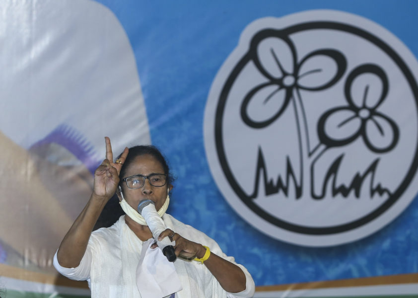 Mamata Banerjee, Trinamoolkongressens ledare, visar segertecknet efter att det blev klart att partiet vann valet i Västbengalen, Indien.