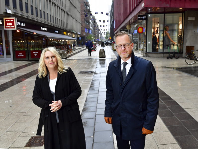 Socialminister Lena Hallengren och inrikesminister Mikael Damberg vill att myndigheter ska kunna hindra barn att vistas på olämpliga platser.