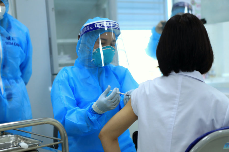 En läkare vaccineras mot covid-19 på ett sjukhus i Hanoi i Vietnam.