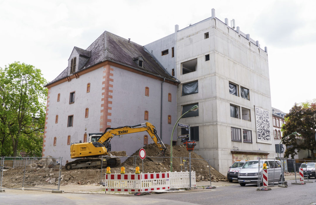 Bomben hittades vid ett grävarbete i Frankfurt i Tyskland.