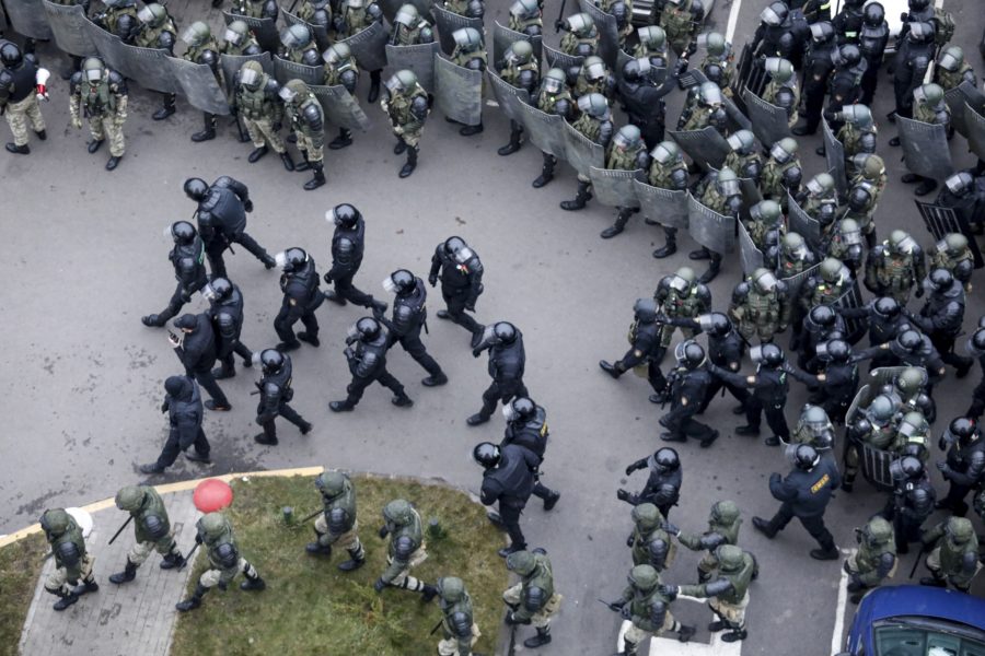 Belarusisk kravallpolis vid en demonstration i november i fjol.