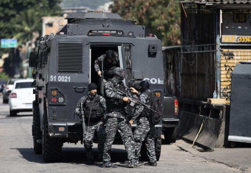 Brasilianska poliser förbereder sig för tillslaget mot knarkhandlare i Rio de Janeiro på torsdagen.