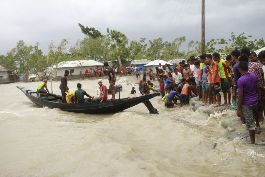 Cyklonen Amphan som drabbade Indien och Bangladesh under våren 2020 ledde till att omkring fem miljoner tvingades lämna sina hem.