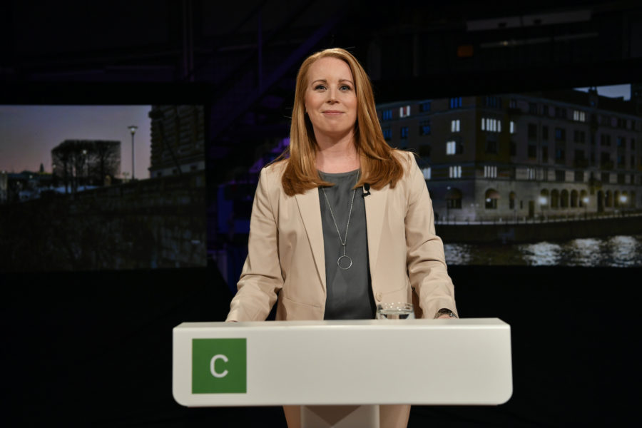 Centerpartiet har beslutat att i stora delar ställa sig bakom regeringens proposition om en ny migrationslagstiftning, meddelar partiledaren Annie Lööf.