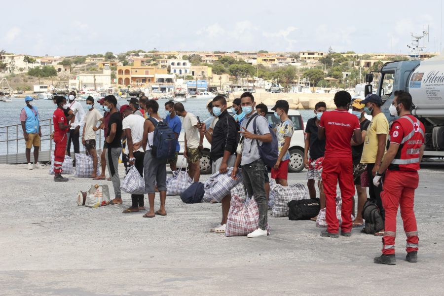 Omkring 1 200 migranter har anlänt till de italienska ön Lampedusa under söndagen.
