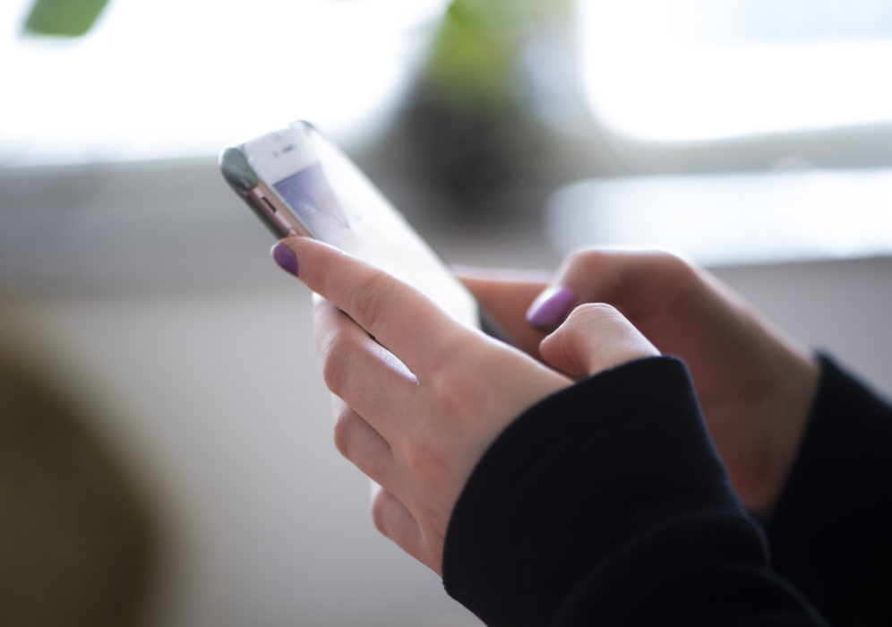 Enligt ett förslag ska mobiltelefoner i klassrummet förbjudas.