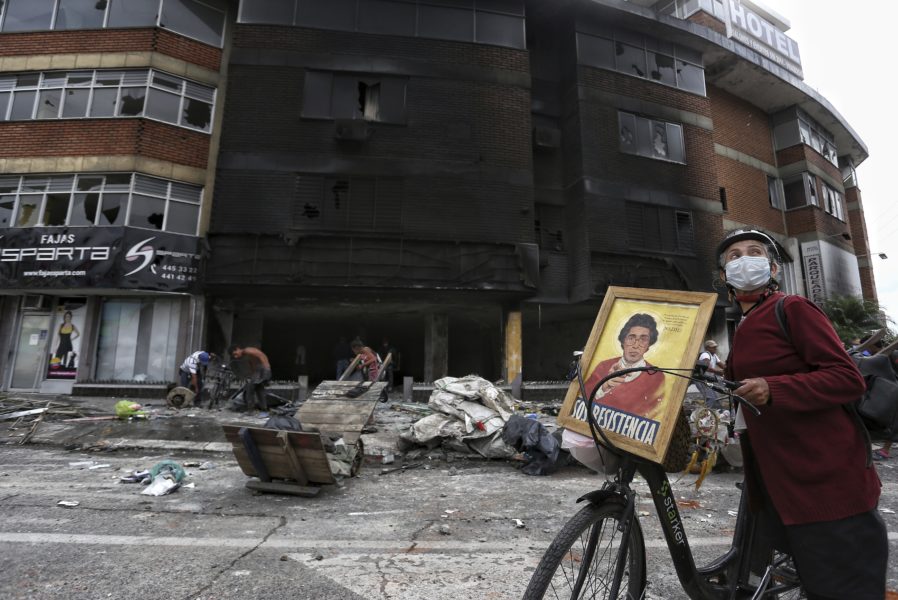Ett hotell har plundrats och satts i brand under demonstrationer i Cali, Colombia.
