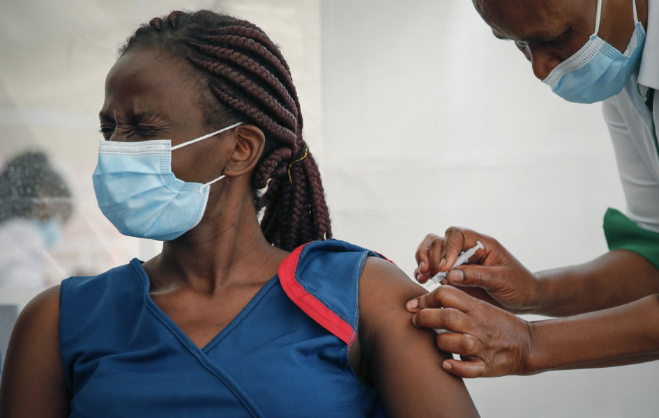 Vårdanställd får sin spruta av AstraZenecas vaccin mot covid-19 i Kenya.