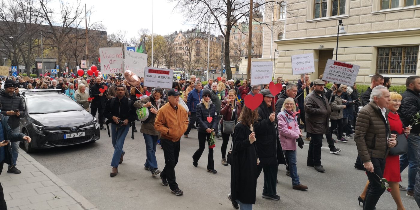 Långt över åtta personer hade samlats för att protestera mot coronarestriktionerna.