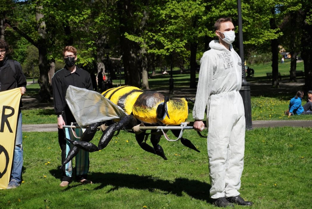 Med fejkblod på sina kroppar ville aktivisterna från Extinction rebellion få människor att tänka till kring den sjätte massutrotningen som forskningen säger att vi är mitt uppe i.