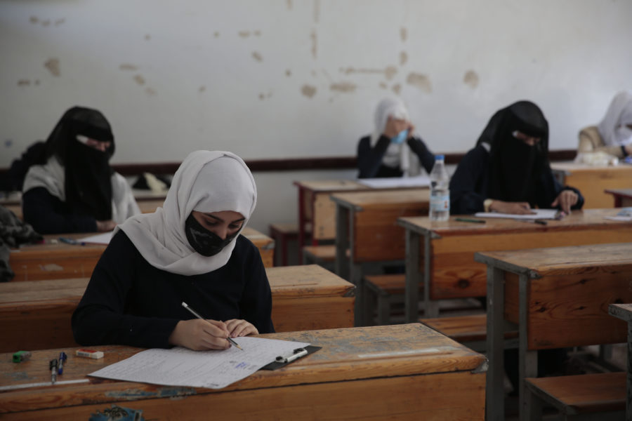 Lärare i Jemen tvingas in i extrem fattigdom när löneutbetalningar halveras och dras in.
