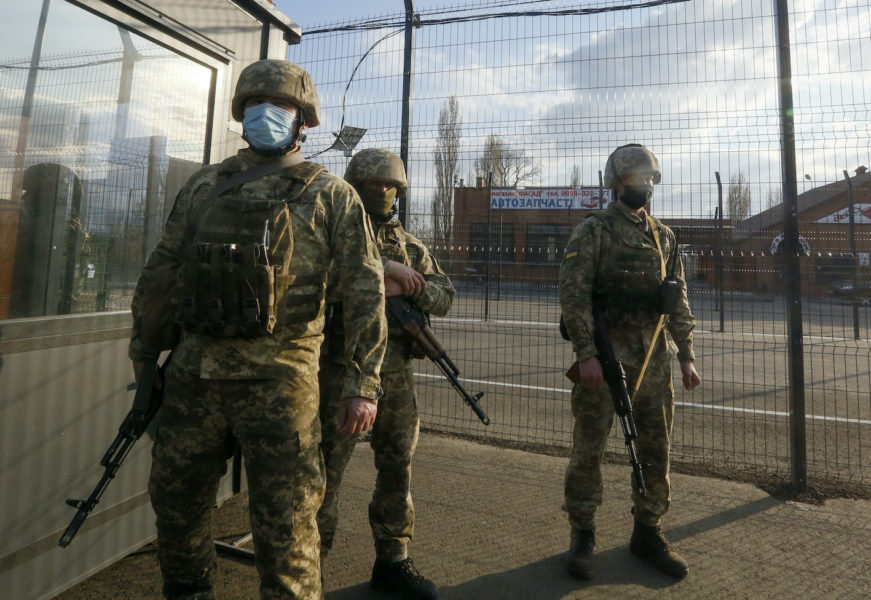 Ukrainska soldater nära Luhansk i Ukraina.