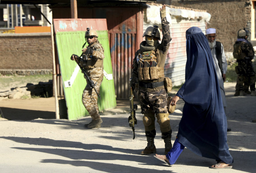 Afghanska säkerhetsstyrkor på plats utanför den moské i distriktet Shakar Darah i huvudstaden Kabul som på fredagen skakades av en dödlig explosion.