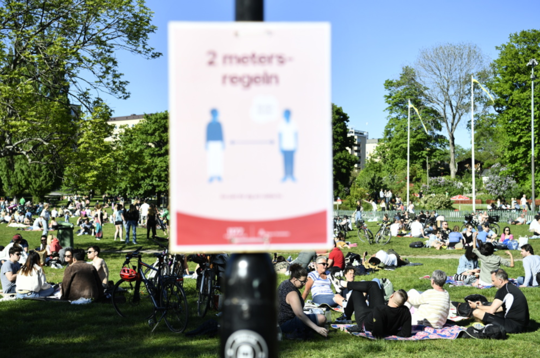 Stockholmare njöt av vårvärmen i maj 2020 – med eller utan social distansering.