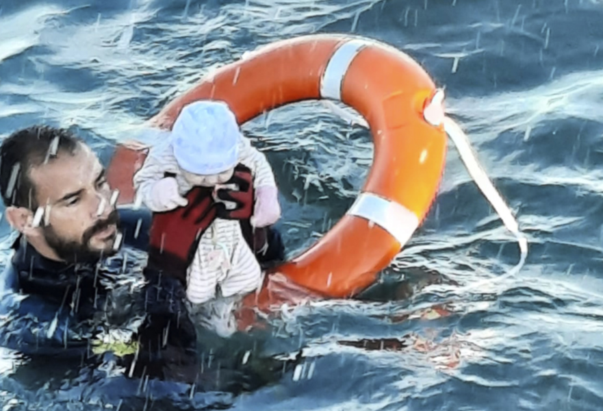 Bilden på Juan Francisco Valle i det spanska civilgardet som räddar ett spädbarn i vattnet utanför den spanska exklaven Ceuta sprids som en löpeld på sociala medier världen över.