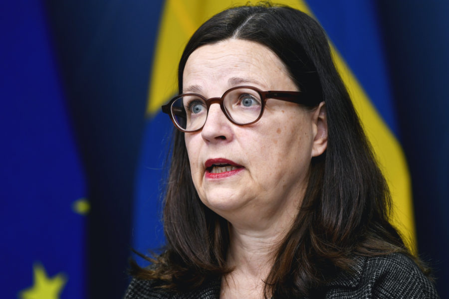 Utbildningsminister Anna Ekström (S) tillbakavisar kritik om att ha undanhållit en rapport med frågetecken för mätmetoderna i den senaste Pisaundersökningen.