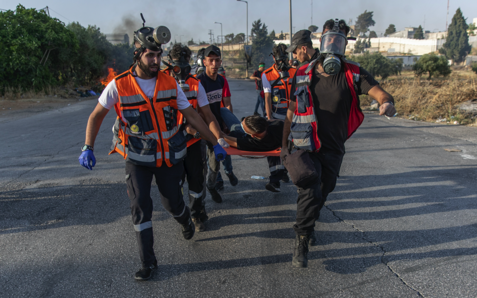 Sjukvårdare evakuerar en skadad demonstrant från staden Ramalla på Västbanken.