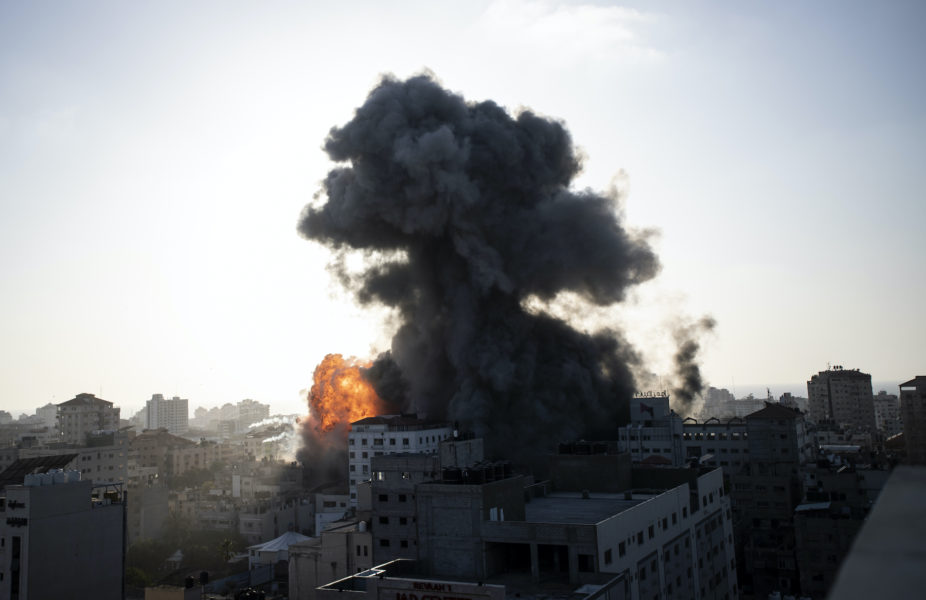 Rök och eld stiger från en byggnad i Gaza stad efter israeliska flygangrepp den gångna veckan.