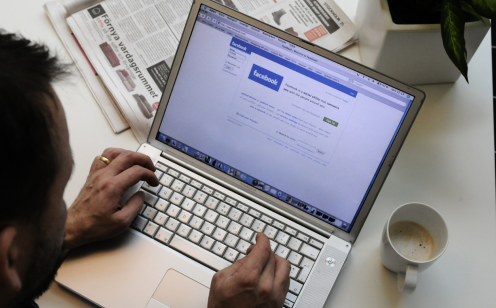 Generaliseringar och fördomar om politiker är vanligt på Facebook, enligt en ny studie.