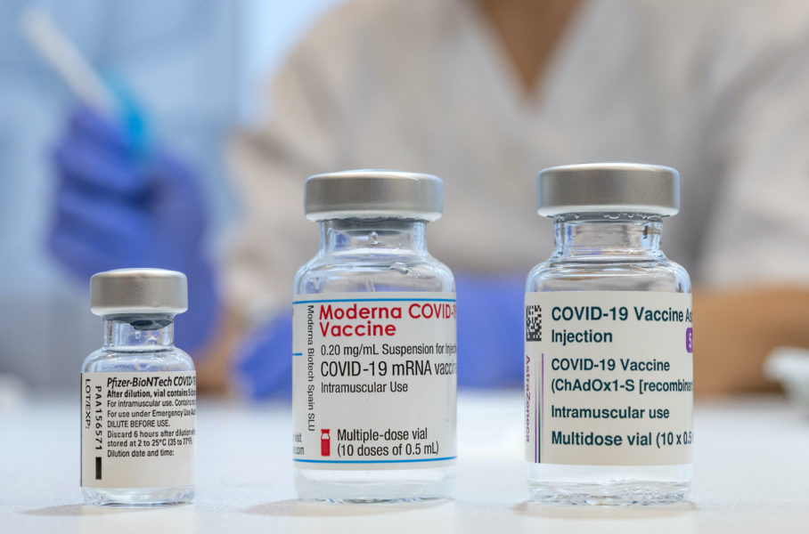 De framtagna vaccinerna mot covid-19 har gett ett fåtal personer stora rikedomar samtidigt som de flesta i världens låginkomstländer fortfarande väntar på att få vaccineras.