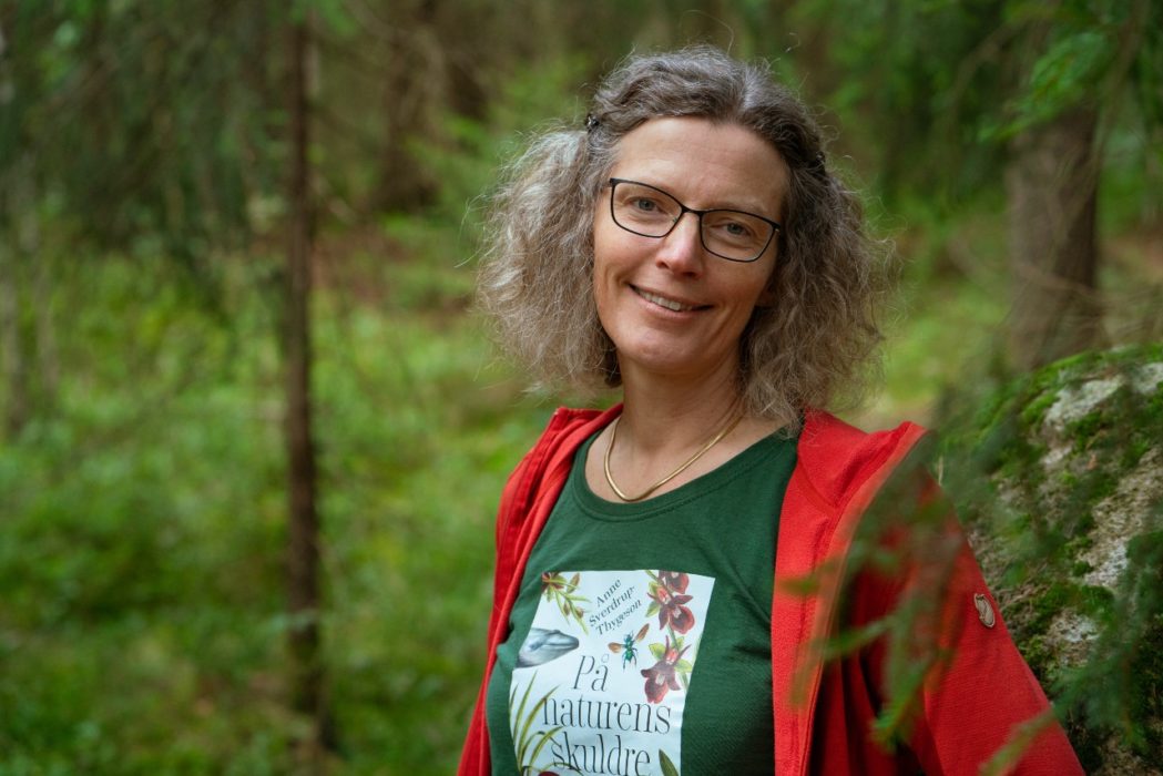 Naturkrisen har hamnat i skymundan för klimatkrisen, anser den norska biologen och författaren Anne Sverdrup-Thygeson, som skrivit en bok om allt det vi blir utan, om inte naturen mår bra.