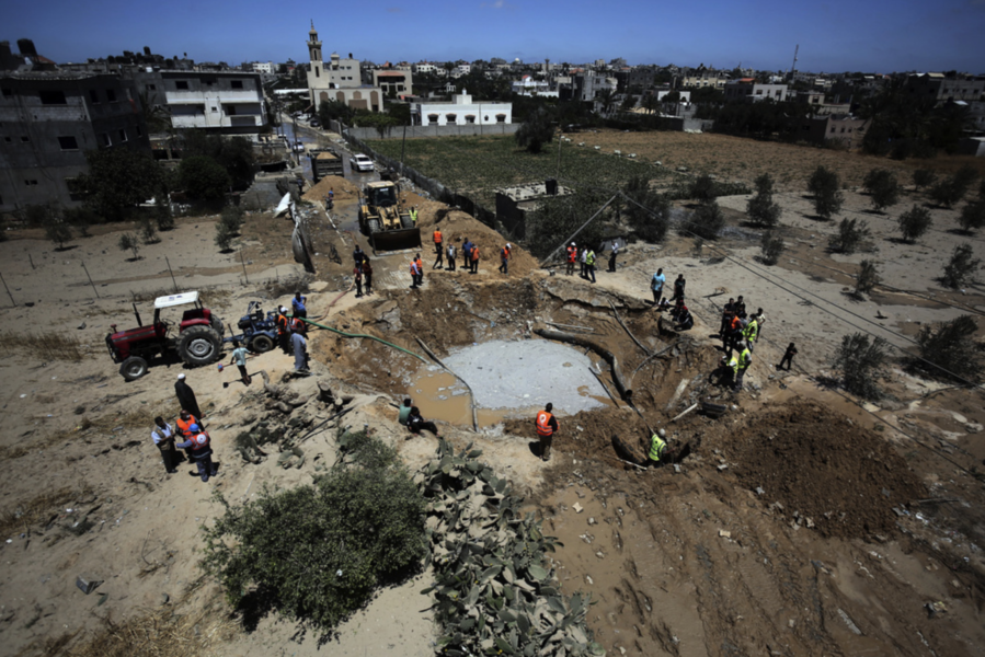 Arbete pågår för att laga en vattenledning som skadats i ett israeliskt flyganfall mot Khan Younis i södra Gaza.