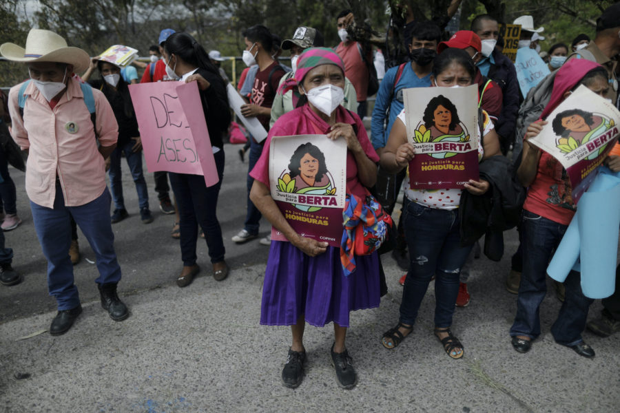 Aktivister håller upp affischer med texten "Rättvisa för Berta" under en manifestation utanför Honduras högsta domstol i Tegucigalpa den 6 april.