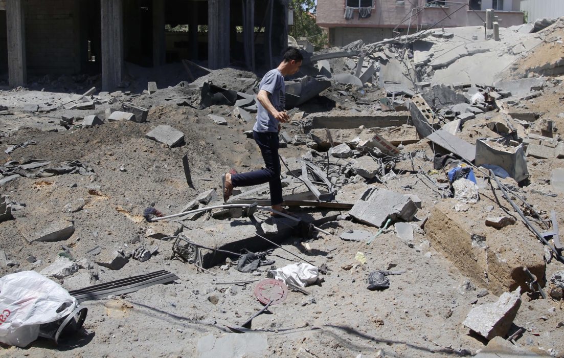 Ett hus i norra Gaza som träffats av israeliskt flyganfall på måndagsmorgonen.